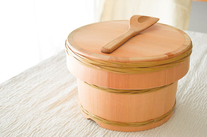 Sawara cypress ohitsu with bamboo hoop and rice paddle / さわらのおひつ（竹タガ付）としゃもじ