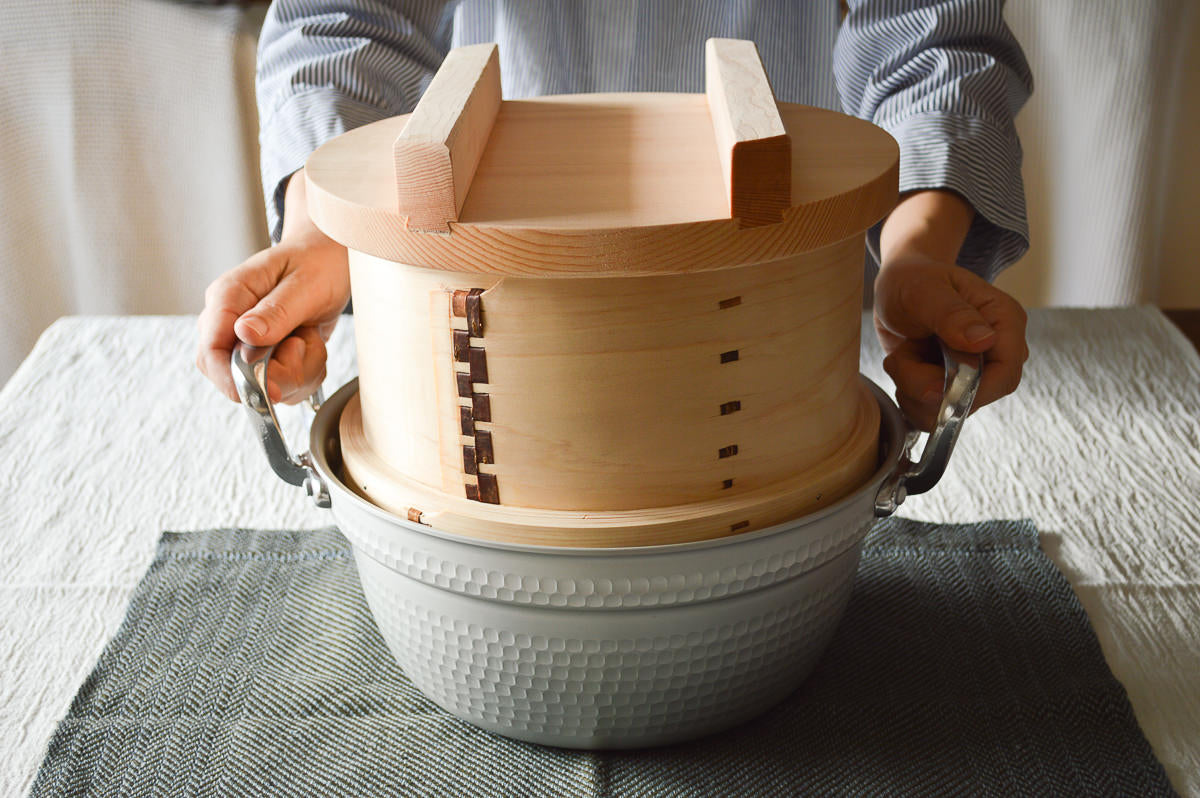 Aluminum stepped pot with Japanese steamer / アルミの円付鍋に和せいろを載せている様子