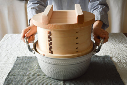 Aluminum stepped pot with Japanese steamer / アルミの円付鍋に和せいろを載せている様子