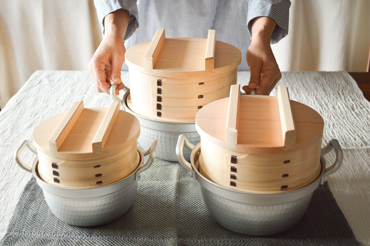 Aluminum stepped pots with Japanese steamers / アルミの段付鍋に和せいろを載せた様子