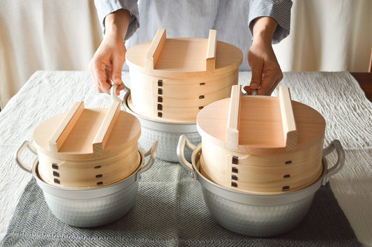 Aluminum stepped pots with Japanese steamers / アルミの段付鍋に和せいろを載せた様子
