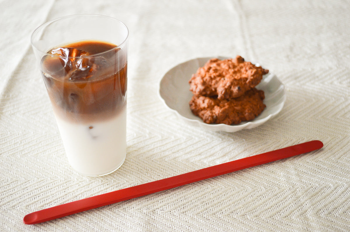 Moso bamboo stir stick on tablecloth / 孟宗竹のマドラー（まっすぐ）をテーブルクロスの上に置いた様子