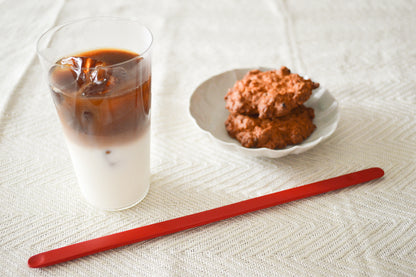 Moso bamboo stir stick on tablecloth / 孟宗竹のマドラー（まっすぐ）をテーブルクロスの上に置いた様子