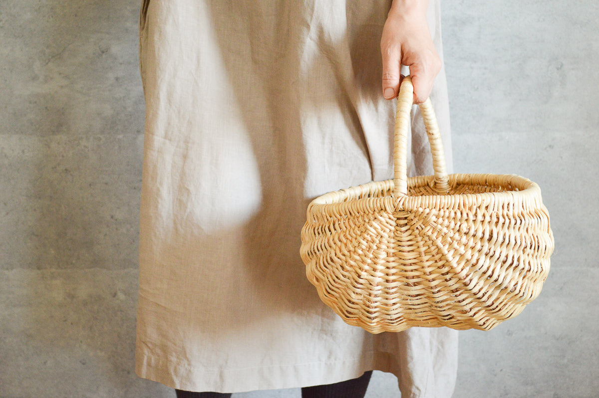 Pine-root round basket with handle being held / 松の根の手つき丸バスケットを手に持った様子