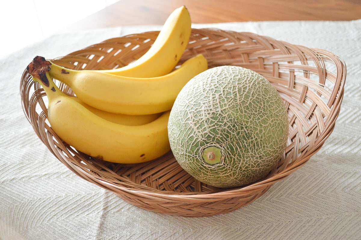 Nypa palm fruit tray holding fruit / ニッパヤシのフルーツトレイに果物を入れた様子