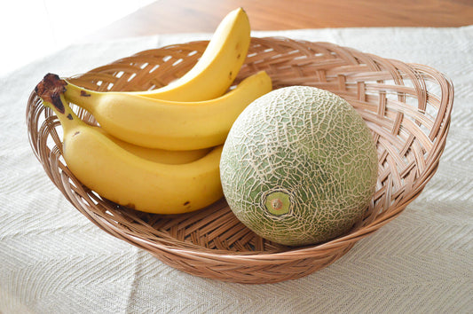 Nypa palm fruit tray holding fruit / ニッパヤシのフルーツトレイに果物を入れた様子