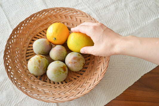 Nypa palm round tray holding fruit / ニッパヤシのラウンドトレイに果物を入れた様子