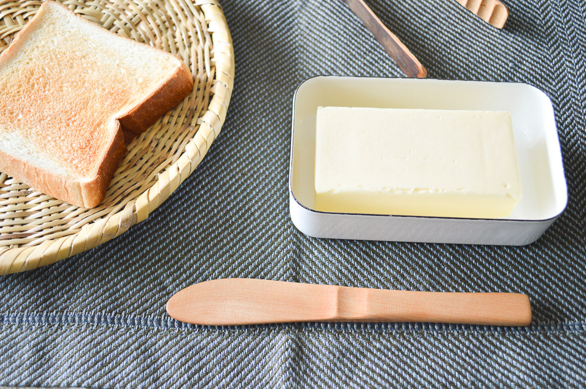 Japanese cherry birch butter knife on tablecloth / ミズメのバターナイフをテーブルクロスの上に置いた様子