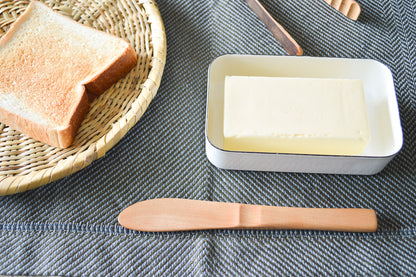 Japanese cherry birch butter knife on tablecloth / ミズメのバターナイフをテーブルクロスの上に置いた様子