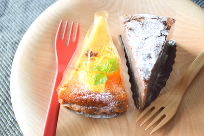 Japanese cherry birch sweets forks placed with cakes on dessert plate / ミズメのスイーツフォークをケーキに添えた様子