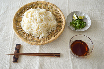 Nemagari bamboo soba strainer with noodles / 根曲竹のそばざるに麺を盛り付けた様子