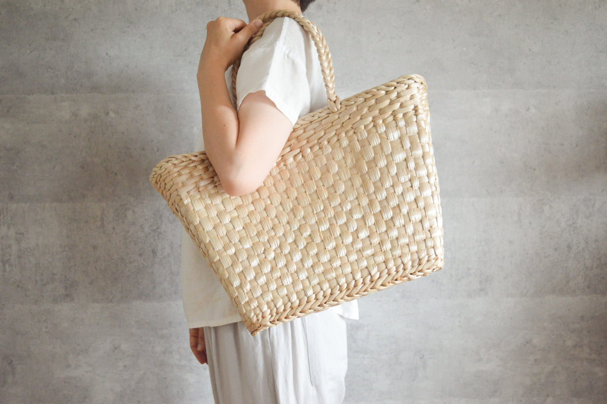 Cattail tote bag being carried / がまのトートバッグを肩に掛けた様子