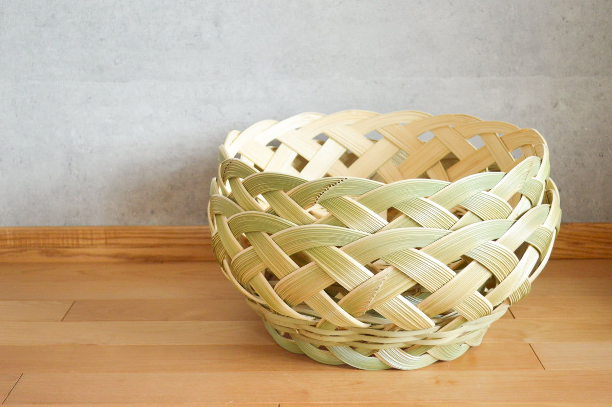 Two madake bamboo sasara open-weave baskets stacked / 真竹のささら目かご（大と特大）を重ねた様子