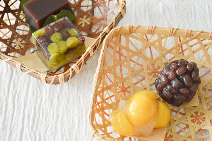 Guizhu bamboo mutsume-kiku tray with sweets / 桂竹の六つ目菊皿にお菓子をのせた様子