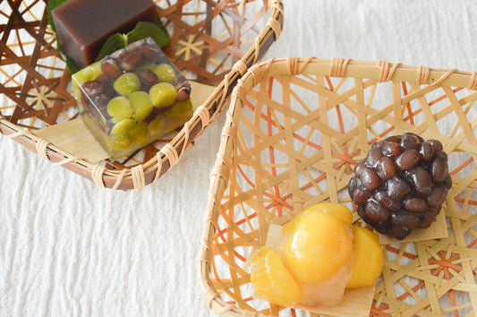 Guizhu bamboo mutsume-kiku tray with sweets / 桂竹の六つ目菊皿にお菓子をのせた様子