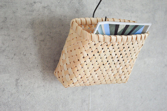 Itaya maple wall basket holding small booklets / イタヤカエデの葉書入れに小冊子を入れた様子