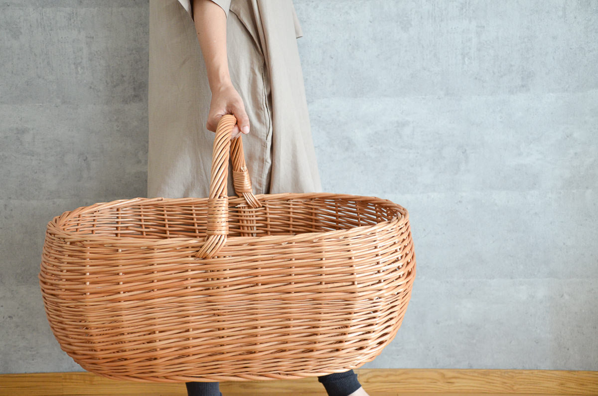 Willow shopping basket being held / やなぎのショッピングバスケットを手に持った様子