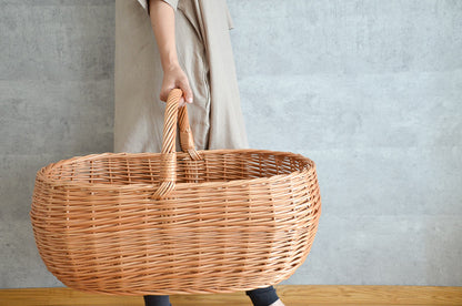 Willow shopping basket being held / やなぎのショッピングバスケットを手に持った様子