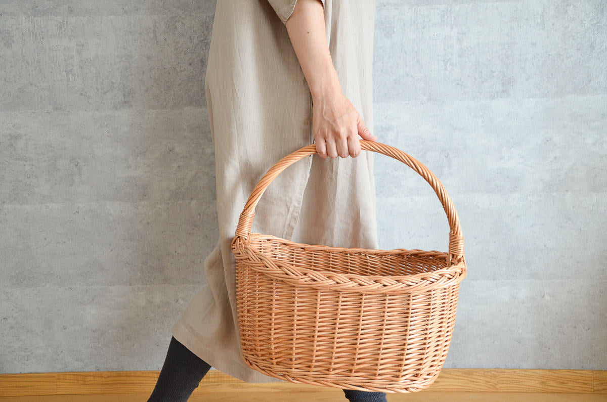Willow picnic basket being held / やなぎのピクニックバスケットを手に持った様子