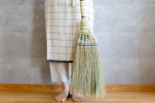 Broomcorn hand broom held in hand / ホウキモロコシの手箒を持った様子