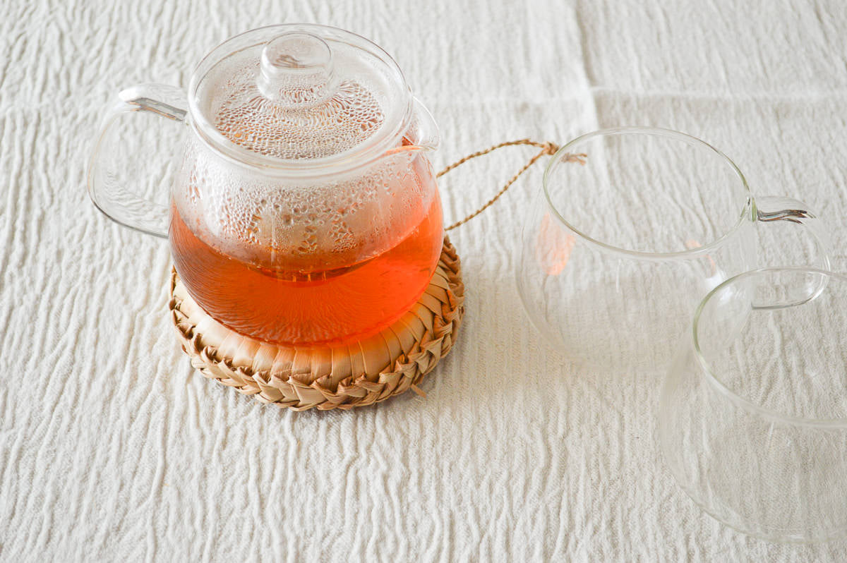 Shell ginger ring trivet Ganshina with teapot / 月桃のガンシナー鍋敷きにティーポットをのせた様子