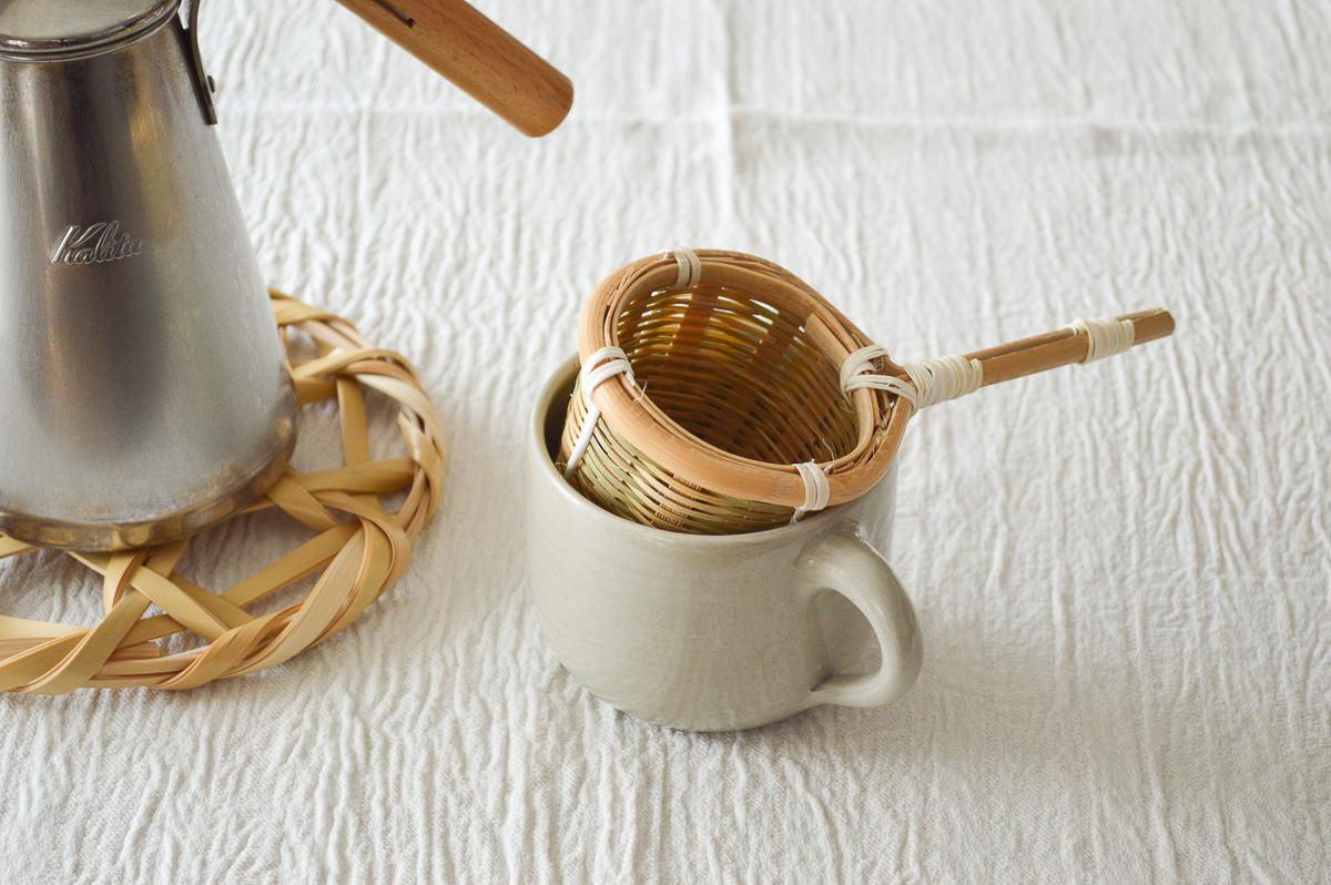 Madake bamboo tea strainer placed inside mug / 真竹の茶こしをマグカップに入れた様子