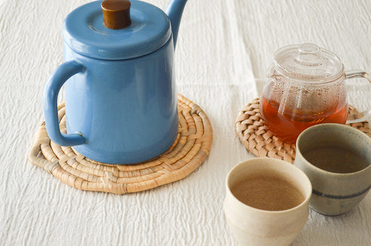 Water hyacinth pot mat used under a kettle / ウォーターヒヤシンスの鍋敷きをケトルの下に敷いた様子