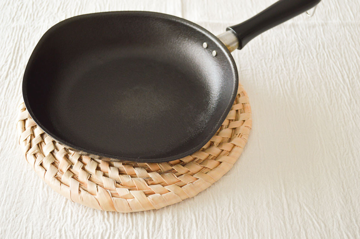 Shell ginger round mat with pan / 月桃の円座にフライパンをのせた様子
