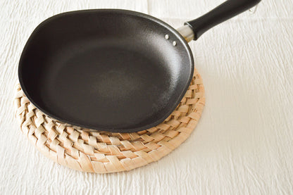 Shell ginger round mat with pan / 月桃の円座にフライパンをのせた様子