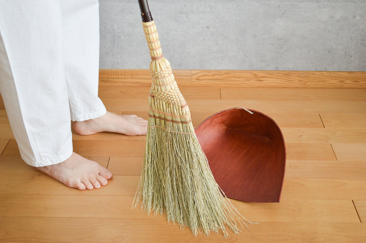 Broomcorn compact hand broom used for sweeping / ホウキモロコシのこぶり手箒で掃いている様子