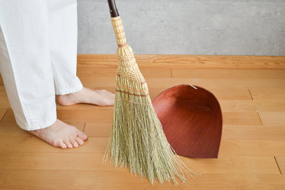 Broomcorn compact hand broom used for sweeping / ホウキモロコシのこぶり手箒で掃いている様子