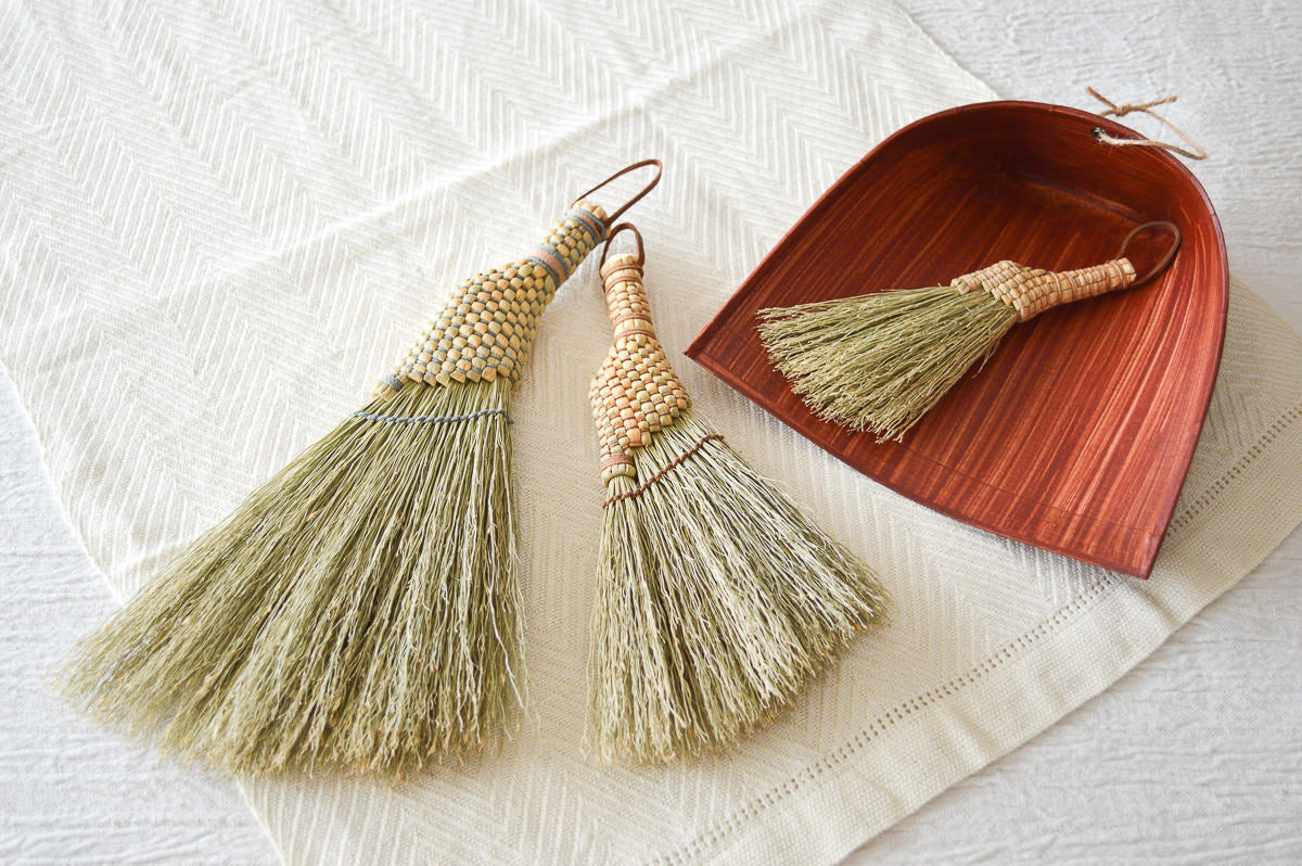 Broomcorn small brooms placed on a cloth / ホウキモロコシの小箒を布の上に置いた様子