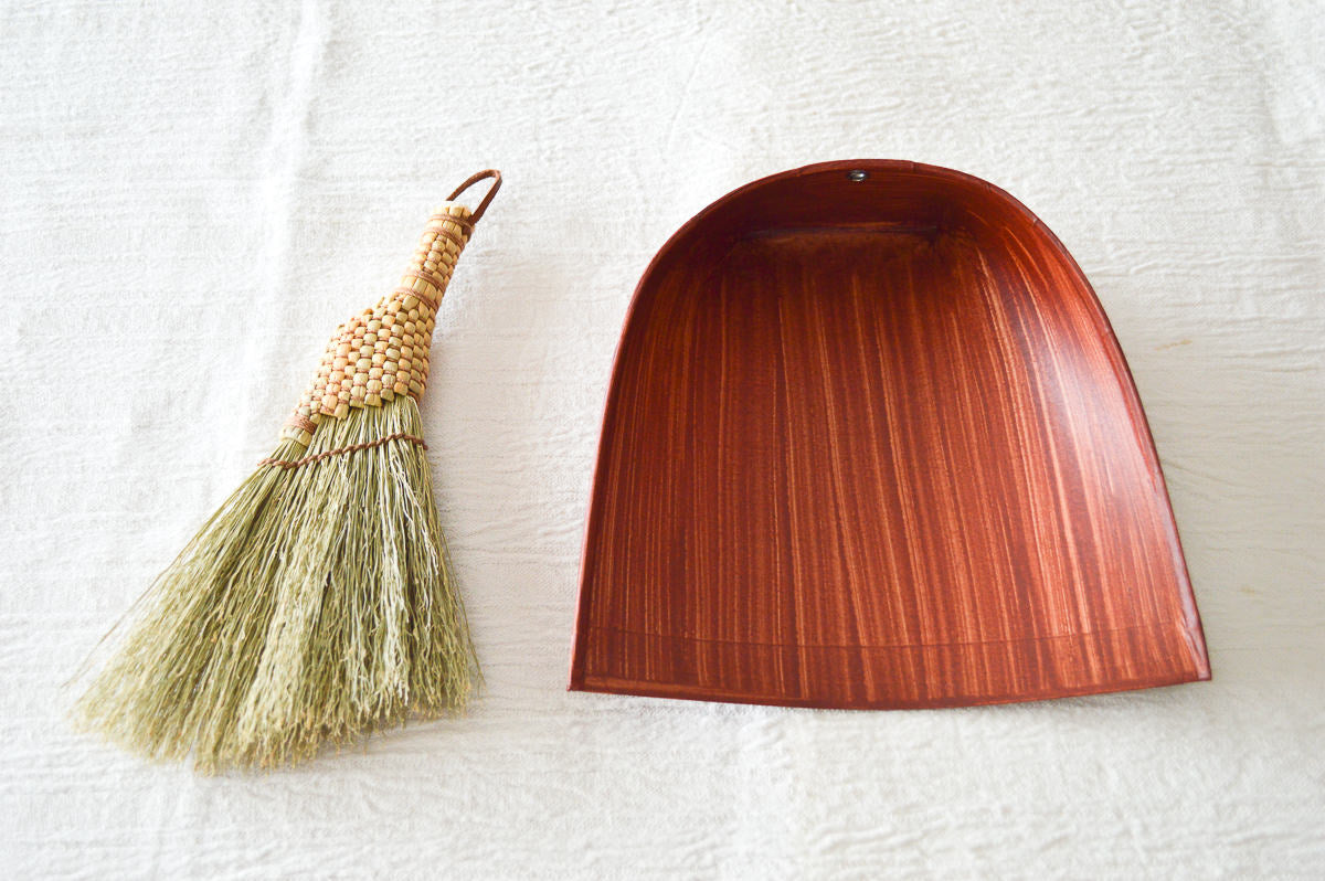 Paper dustpan and small broom / はりみと小さな箒