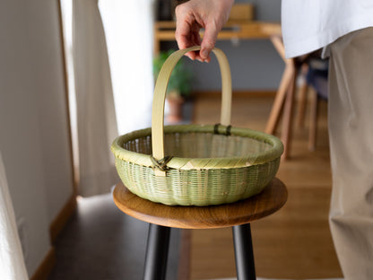 Madake bamboo fruit basket with handle being placed on a stool / 真竹の手つき果物かごをスツールの上に置く様子