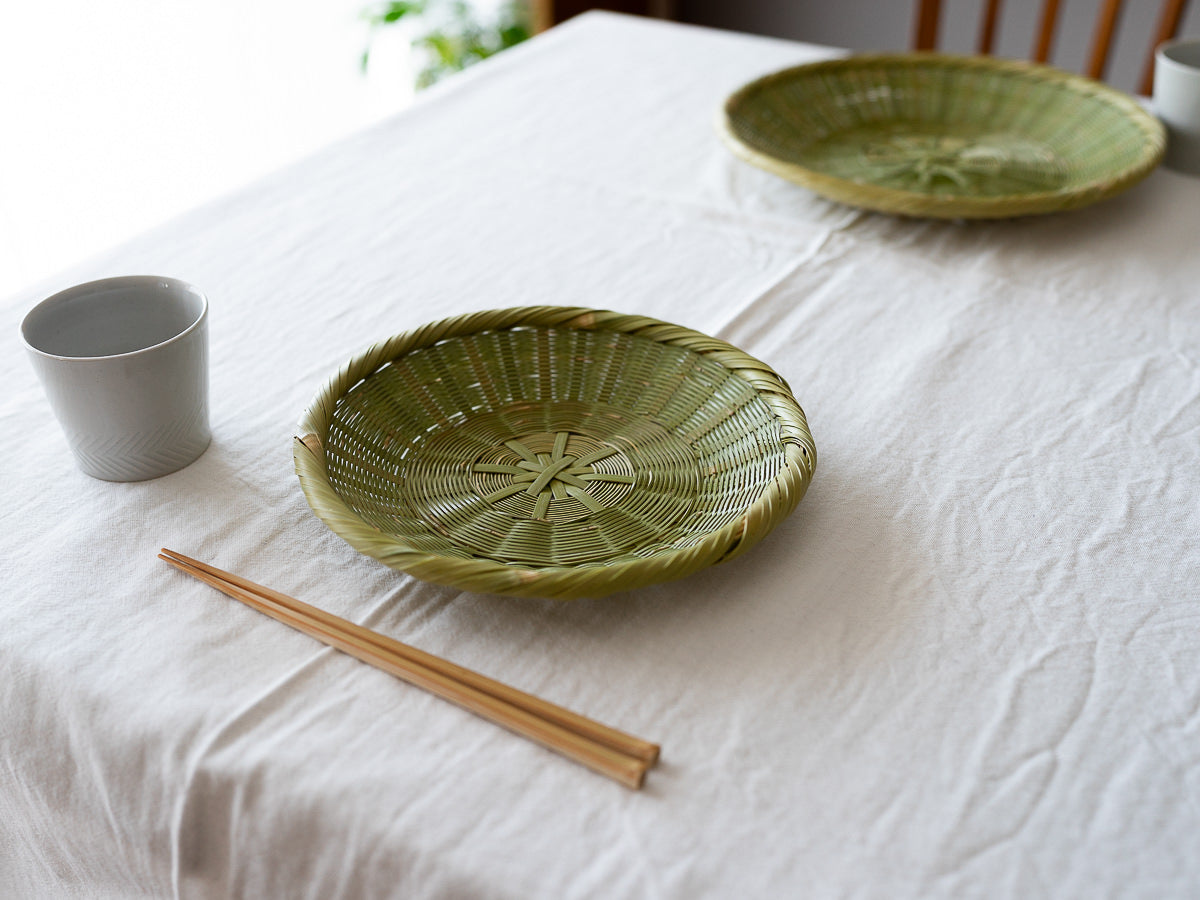 Madake bamboo kikuzoko-weave soba strainer on a table / 真竹の菊底編みそばざるをテーブルに置いた様子