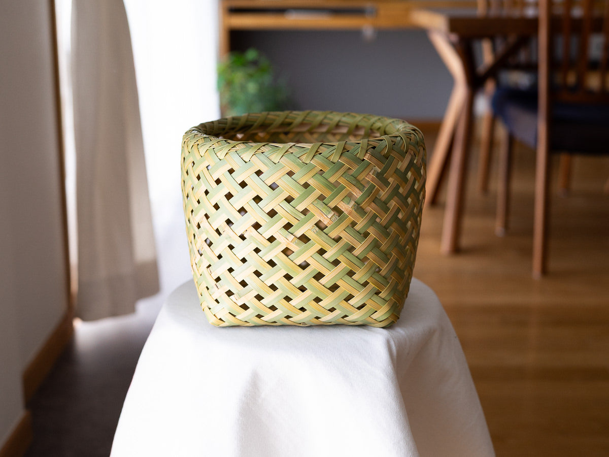 Madake bamboo hishime-weave basket placed on a stool / 真竹の菱目かごをスツールに置いた様子