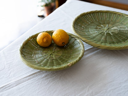 Madake bamboo soba strainer with raised base on a table / 真竹の高台付きそばざるをテーブルに置いた様子