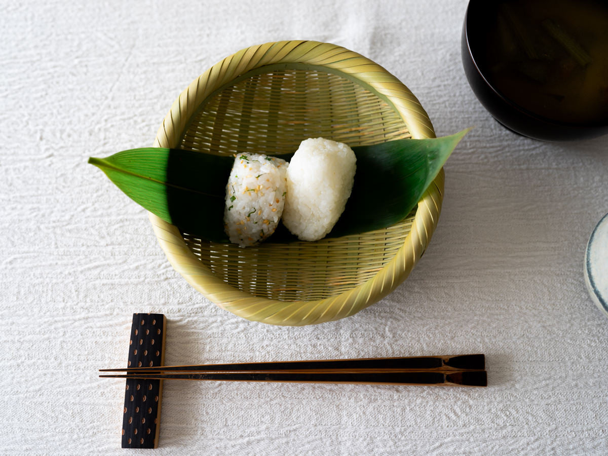 Madake bamboo round colander tray holding rice balls / 真竹の丸ざるにおにぎりを盛り付けた様子