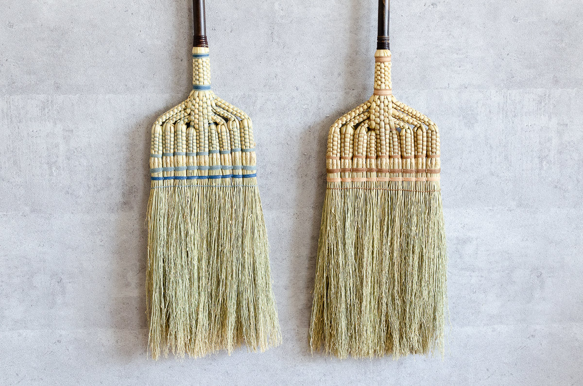 Azuma-style long brooms made of broomcorn / ホウキモロコシのあずま型長柄箒