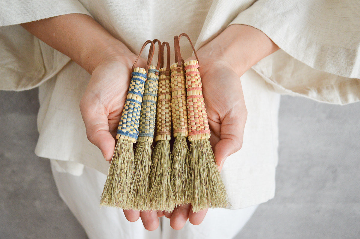 Broomcorn small brushes held in both hands / ホウキモロコシの小さな刷毛を両手で持った様子