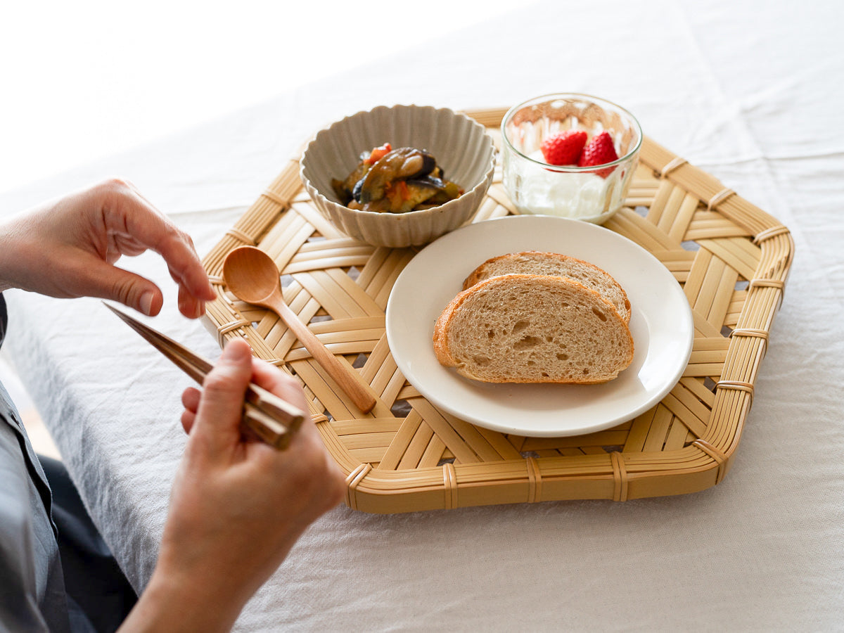 White bamboo hexagonal tray with legs used for serving food / 白竹の足つき六角盆に料理を載せた様子