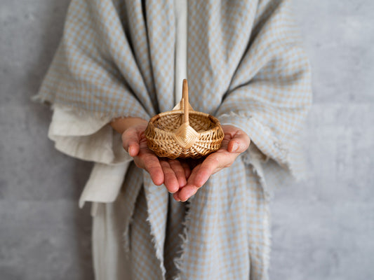 Willow mini basket placed on both hands / やなぎのミニかごを両手にのせた様子