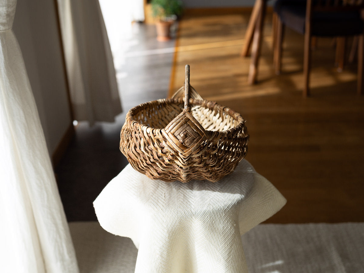 Hazel round basket placed on a stool / ヘーゼルの丸バスケットをスツールに置いた様子