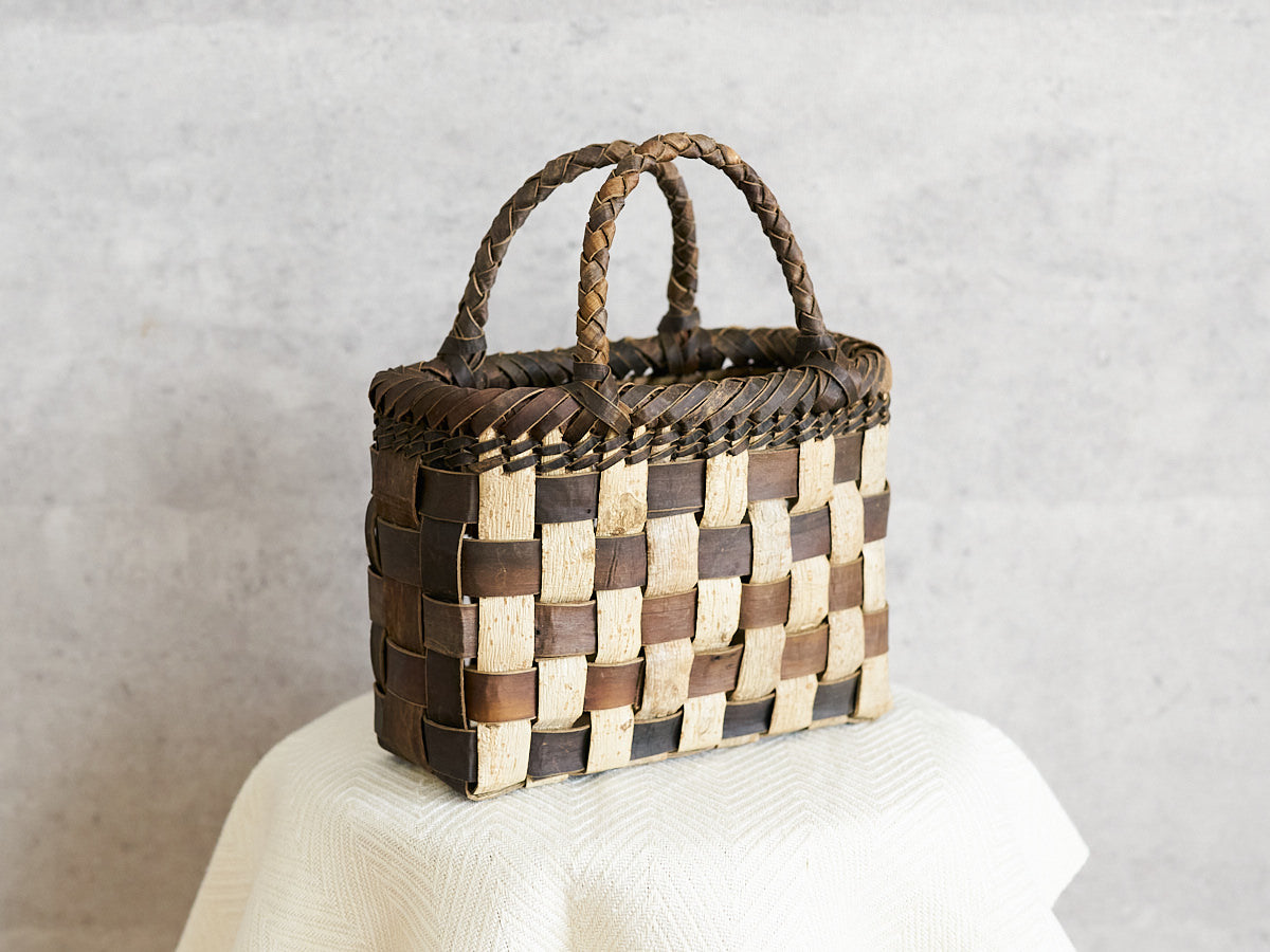 Handheld Basket “Tiny Checker with Inner-Bark Rim and Handle” / Walnut Bark / Iwate-JPN 1510768