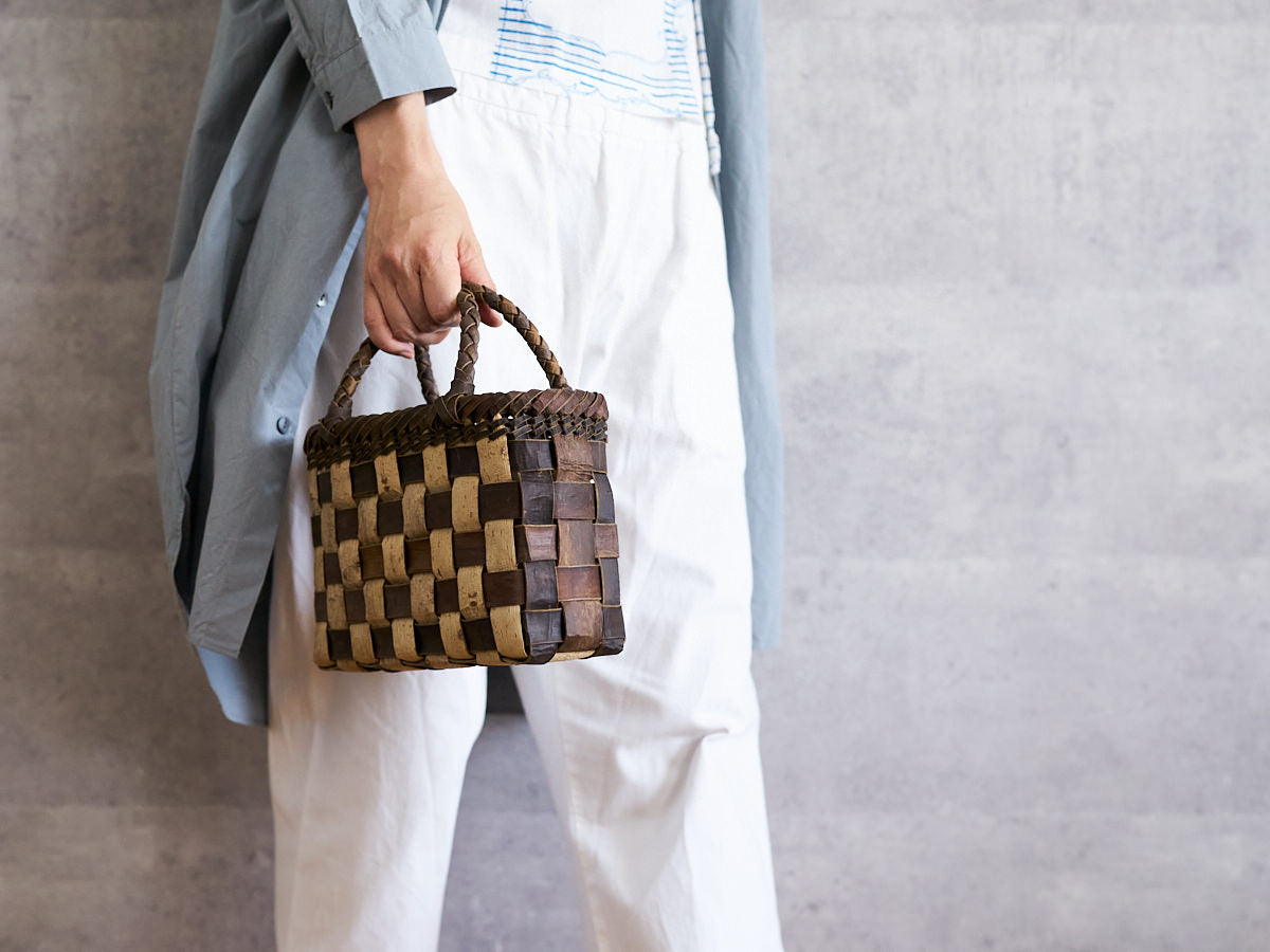 Handheld Basket “Tiny Checker with Inner-Bark Rim and Handle” / Walnut Bark / Iwate-JPN 1510768