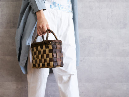 Handheld Basket “Tiny Checker with Inner-Bark Rim and Handle” / Walnut Bark / Iwate-JPN 1510768