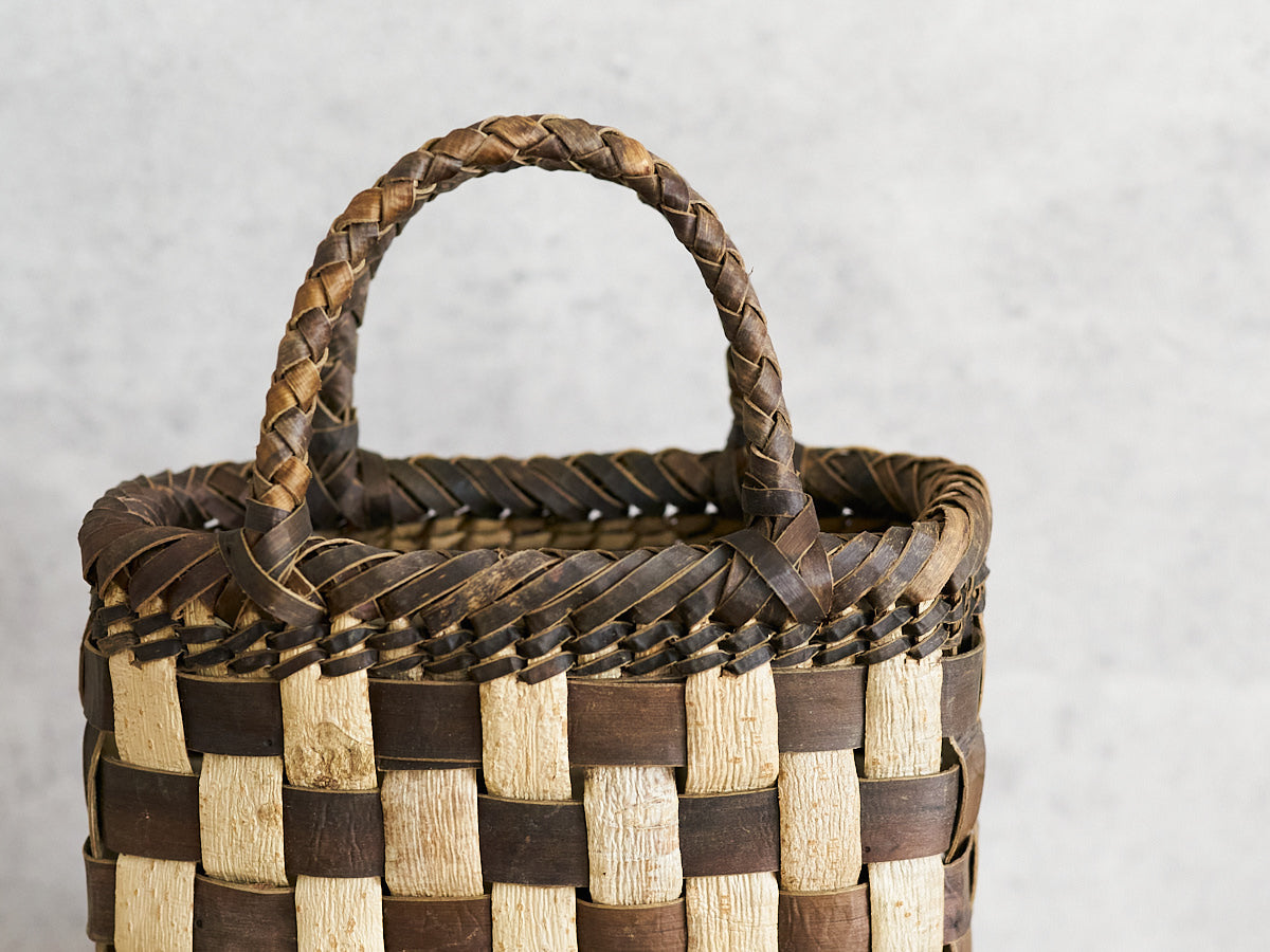 Handheld Basket “Tiny Checker with Inner-Bark Rim and Handle” / Walnut Bark / Iwate-JPN 1510768