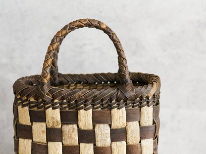 Handheld Basket “Tiny Checker with Inner-Bark Rim and Handle” / Walnut Bark / Iwate-JPN 1510768