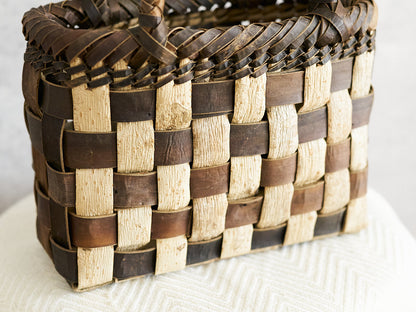 Handheld Basket “Tiny Checker with Inner-Bark Rim and Handle” / Walnut Bark / Iwate-JPN 1510768