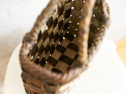 Handheld Basket “Tiny Checker with Inner-Bark Rim and Handle” / Walnut Bark / Iwate-JPN 1510768